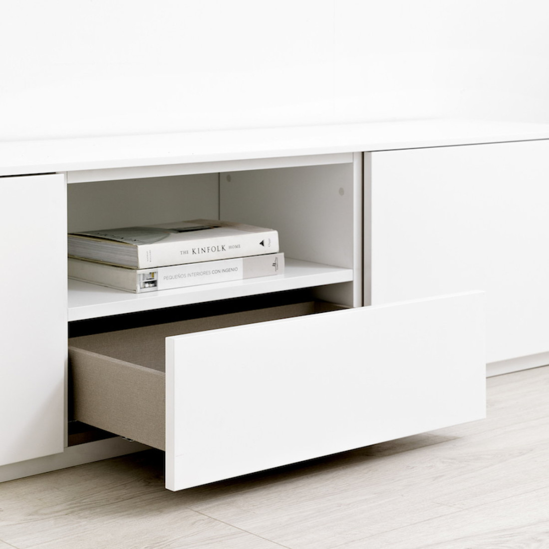 Mueble bajo de TV Soria Homcom diseño minimalista blanco 50x120x34 cm