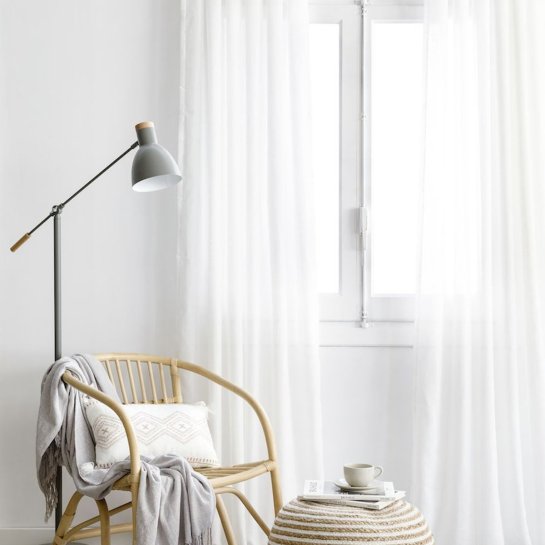 Dormitorio Interior Blanco Con Cortinas Blancas Foto de stock y
